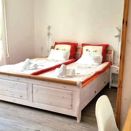 Haus Nadine - Balaton بيت ضيافة Szolad